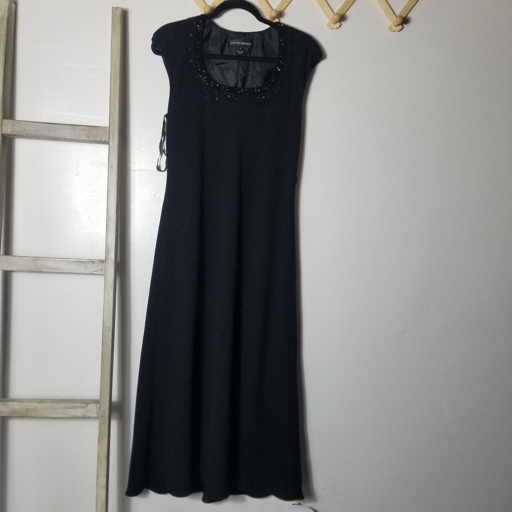 JONES NEW YORK DRESS BEADS AROUND NECKLINE RICH BLACK LINED DRESS SIZE 12